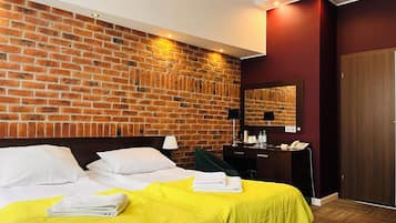 Quarto duplo conforto | Cofres nos quartos, escrivaninha, espaço de trabalho para notebook