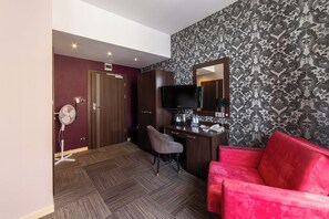 Caja de seguridad en la habitación y escritorio