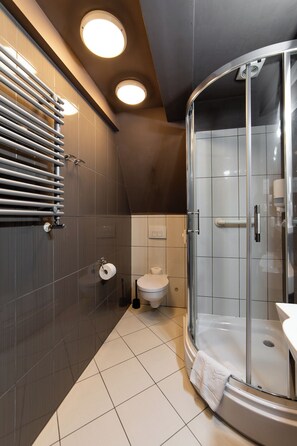 Quadrupla Deluxe, non fumatori, vista città | Bagno | Doccia, asciugacapelli, asciugamani, sapone