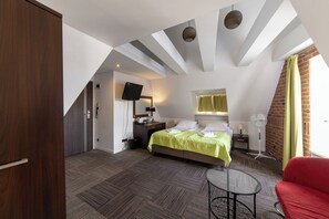 Comfort-herbergi fyrir fjóra - reyklaust - baðker | Öryggishólf í herbergi, skrifborð, vinnuaðstaða fyrir fartölvur