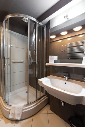 Quadrupla Deluxe, non fumatori, vista città | Bagno | Doccia, asciugacapelli, asciugamani, sapone