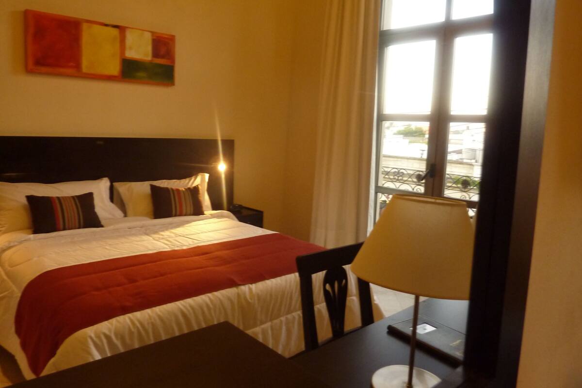 Surmatelas, minibar, coffres-forts dans les chambres, bureau