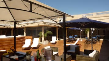 Bar en bord de piscine
