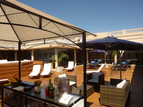 Bar junto a la piscina