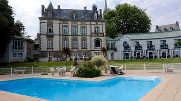 Seasonal outdoor pool, pool loungers