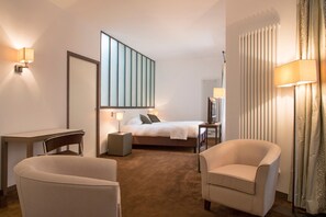 Habitació triple, vistes al jardí | Cortines opaques, bressols, llits addicionals i roba de llit