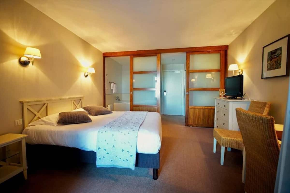 Blackout drapes, cribs (surcharge), rollaway beds (surcharge)
