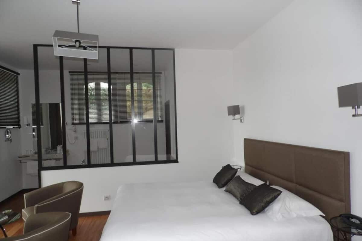 Blackout drapes, cribs (surcharge), rollaway beds (surcharge)