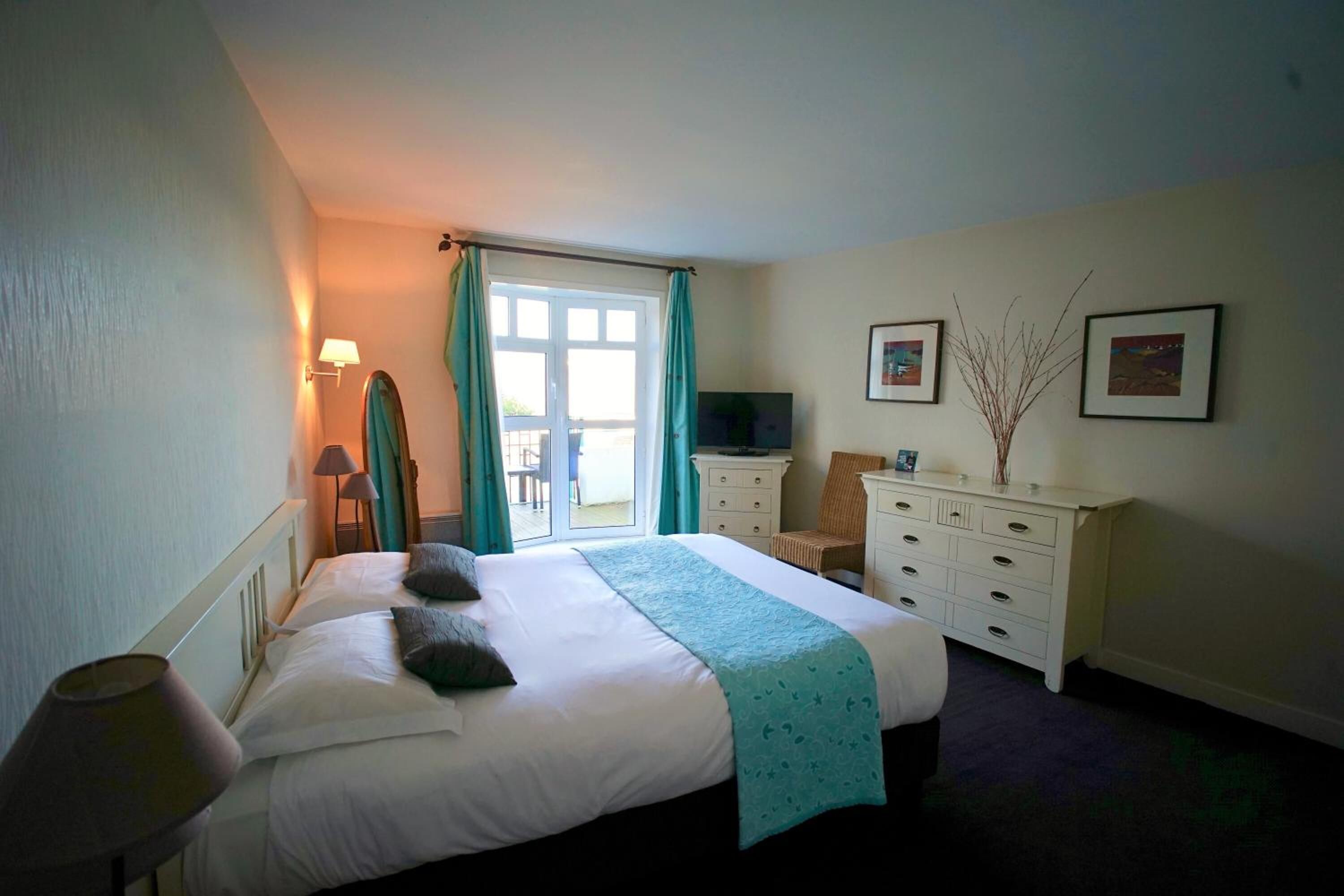 Mörkläggningsgardiner, barnsängar, extrasängar och sängkläder