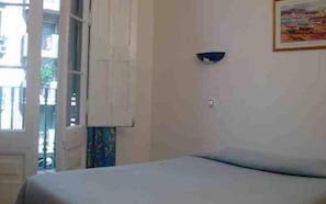 In-room safe, individually decorated, individually furnished - Hostal Eden (Barcelona)