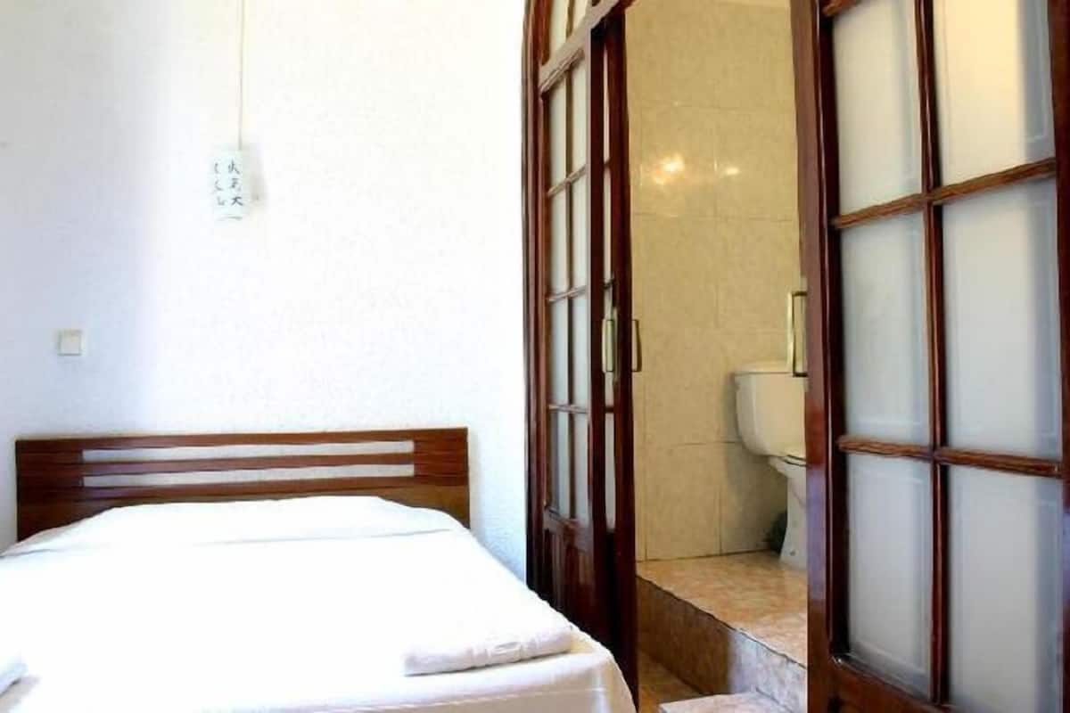 Standard Single Room | In-room safe, individually decorated, individually furnished