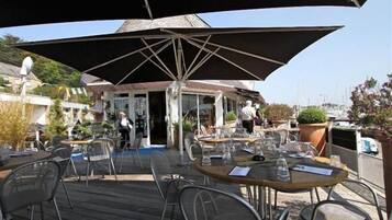 2 restaurants, lunch served