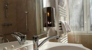 Séchoir à cheveux, serviettes fournies