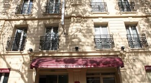 Front of property - evening/night - Hôtel Sunny (Paris)