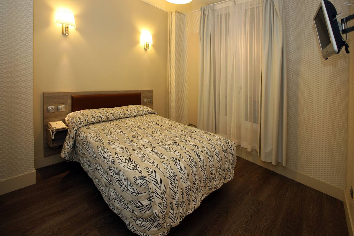 Chambre Double accessible aux personnes à mobilité reduite | In-room safe, desk, soundproofing, WiFi (free)