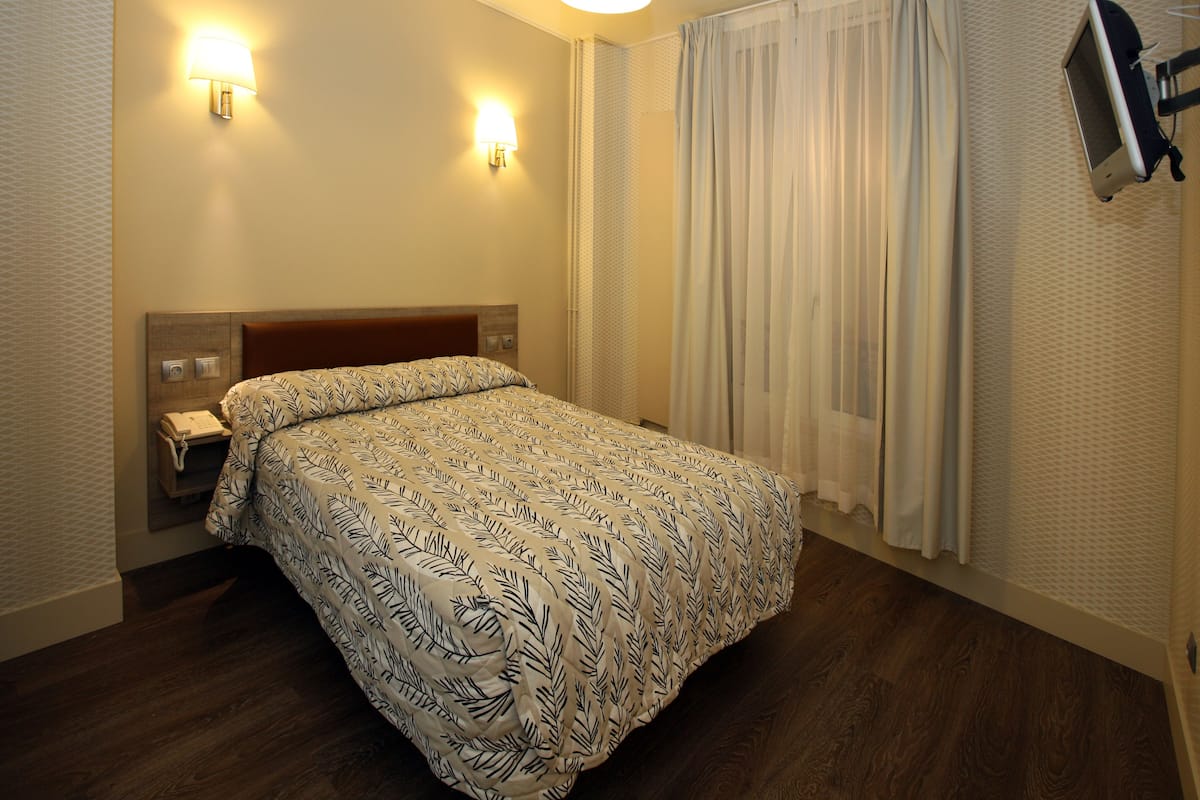 Chambre Double accessible aux personnes à mobilité reduite | Brankas, meja kerja, kedap suara, dan Wi-Fi gratis