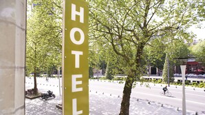 Un letrero de hotel con la palabra 'HOTEL' en letras grandes.