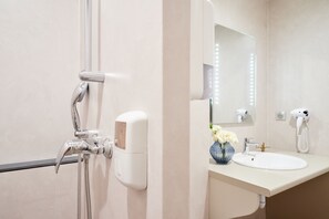 Free toiletries, hair dryer, towels - Hôtel Duquesne (Nantes)