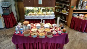 Free daily buffet breakfast  - Villa Emilia (Ortisei)
