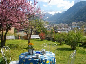 Petit déjeuner, déjeuner et dîner servis sur place, vue sur le jardin
