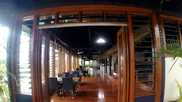 2 restaurantes, é servido café da manhã