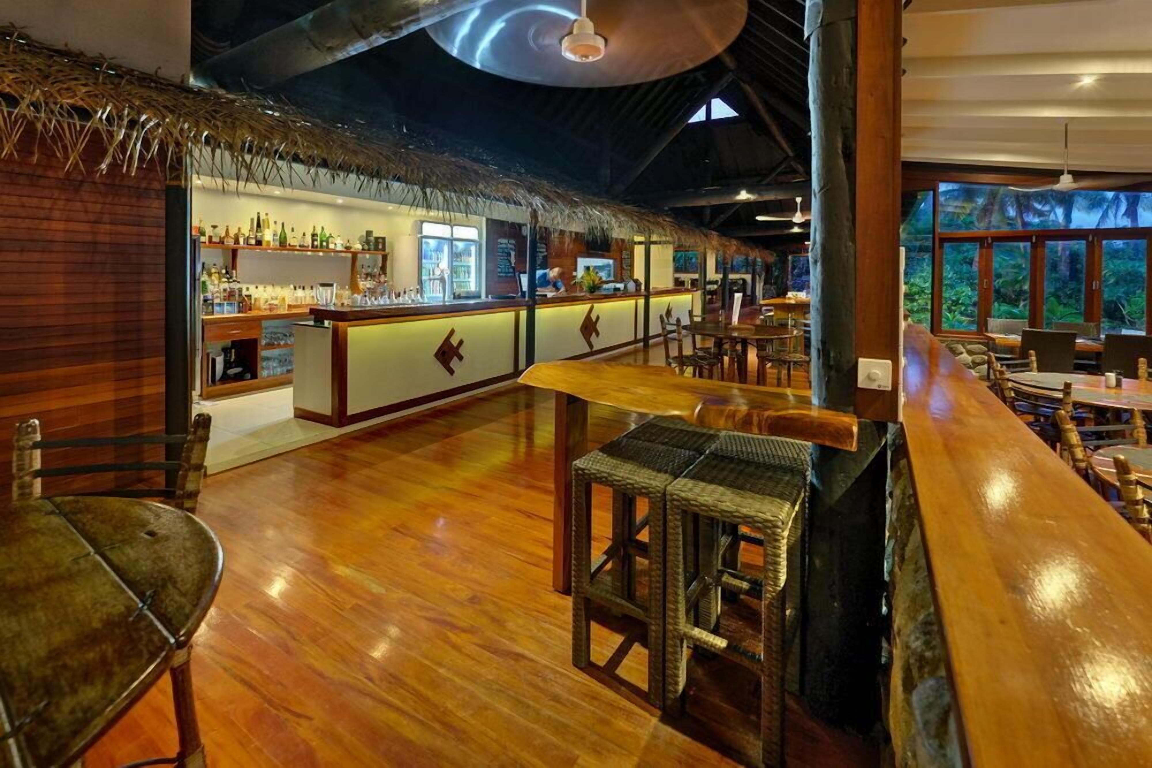 3 bars/lounges, swim-up bar, poolside bar, beach bar