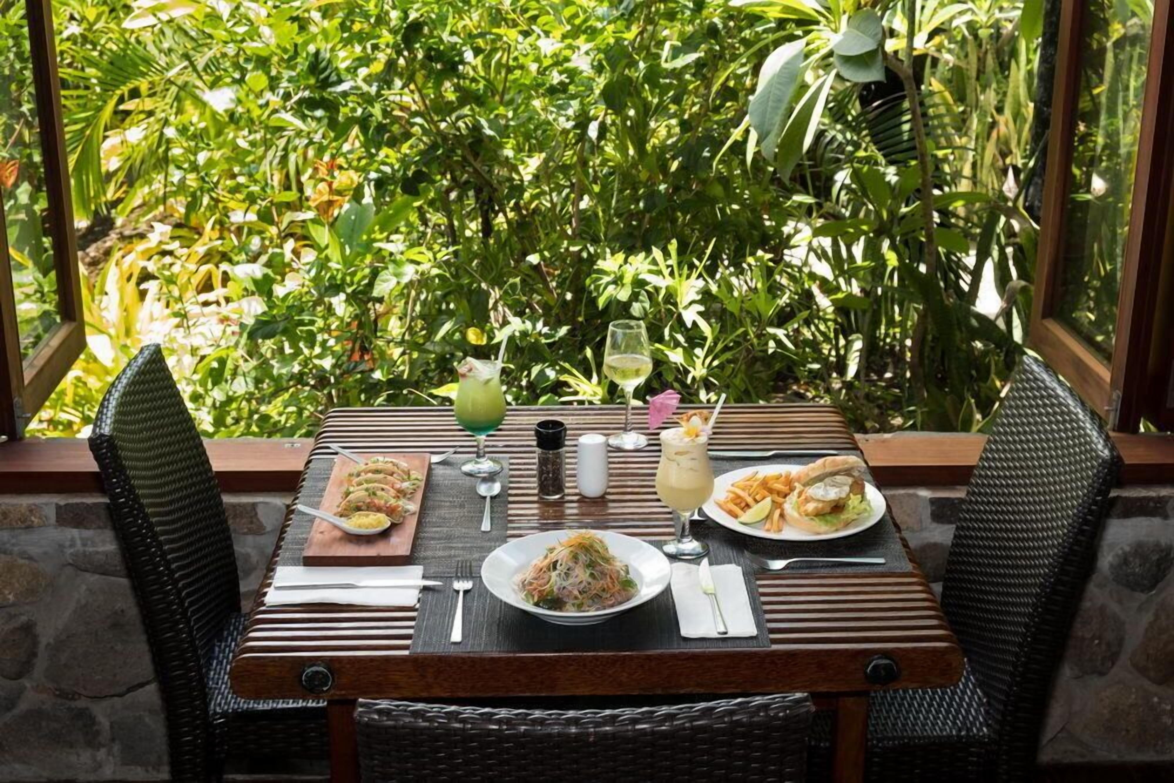 2 restaurants, breakfast served