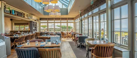 Aamiainen, lounas ja illallinen; paikallinen keittiö