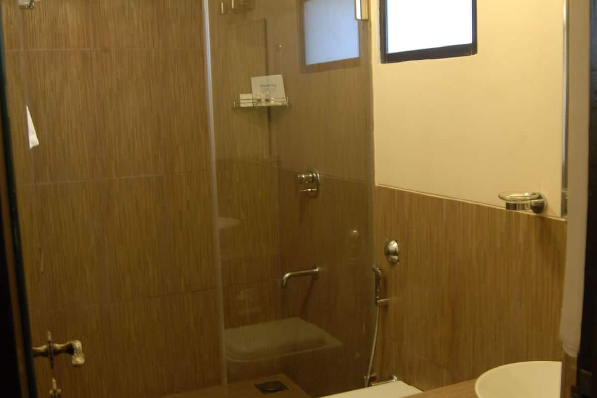 superior room | bathroom | shower, free toiletries, hair dryer, towels