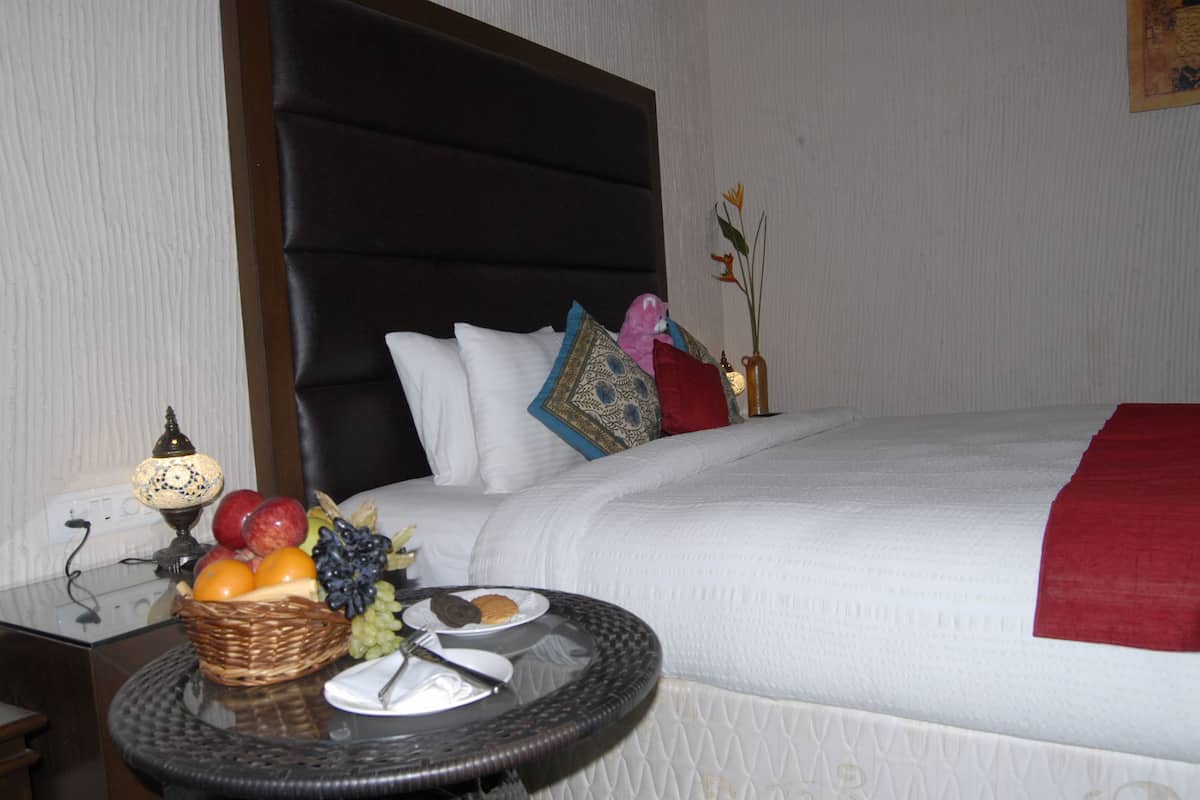 superior room | pillow-top beds, minibar, in-room safe, iron/ironing board