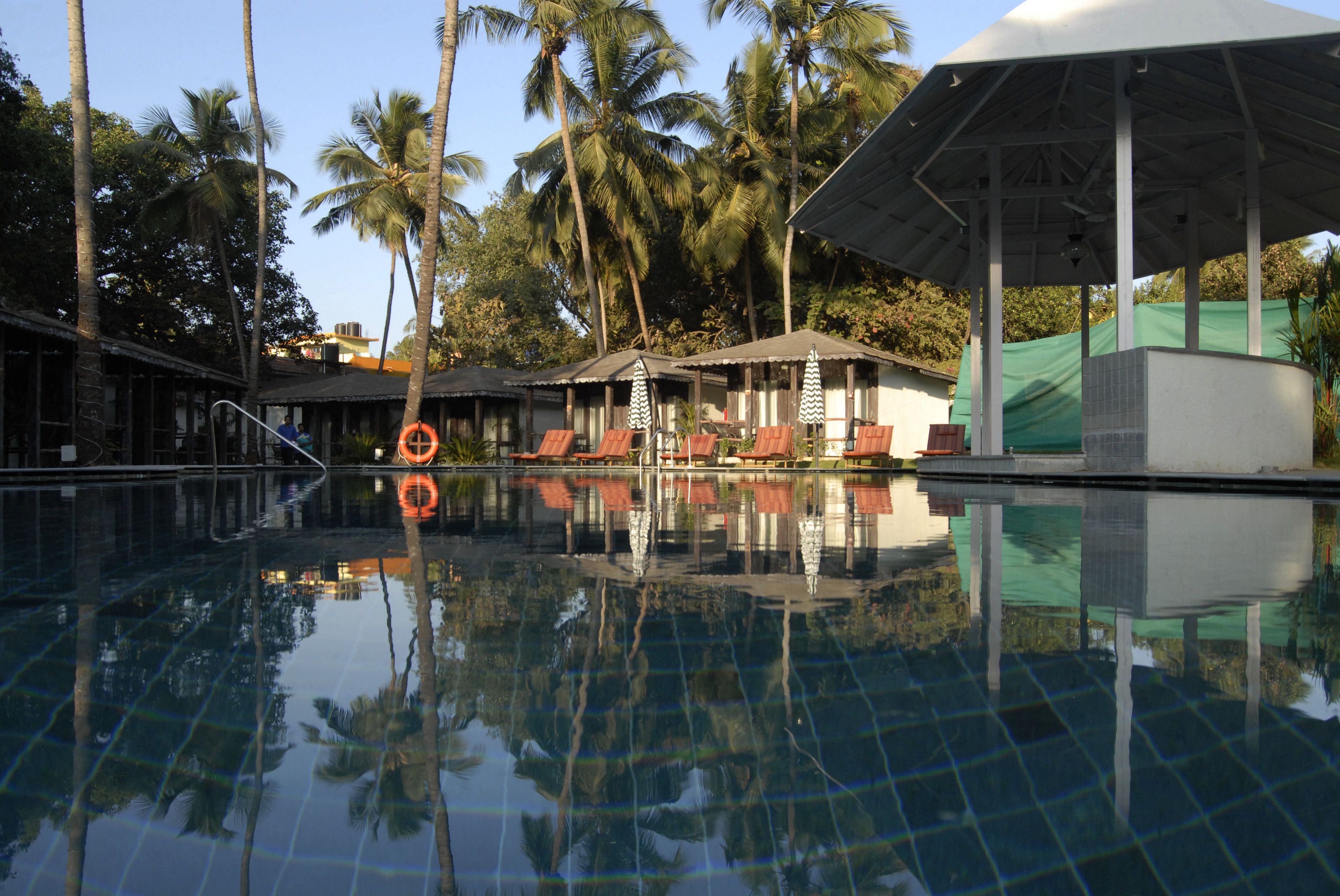 Utendørsbasseng og solsenger