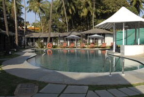 Utendørsbasseng og solsenger