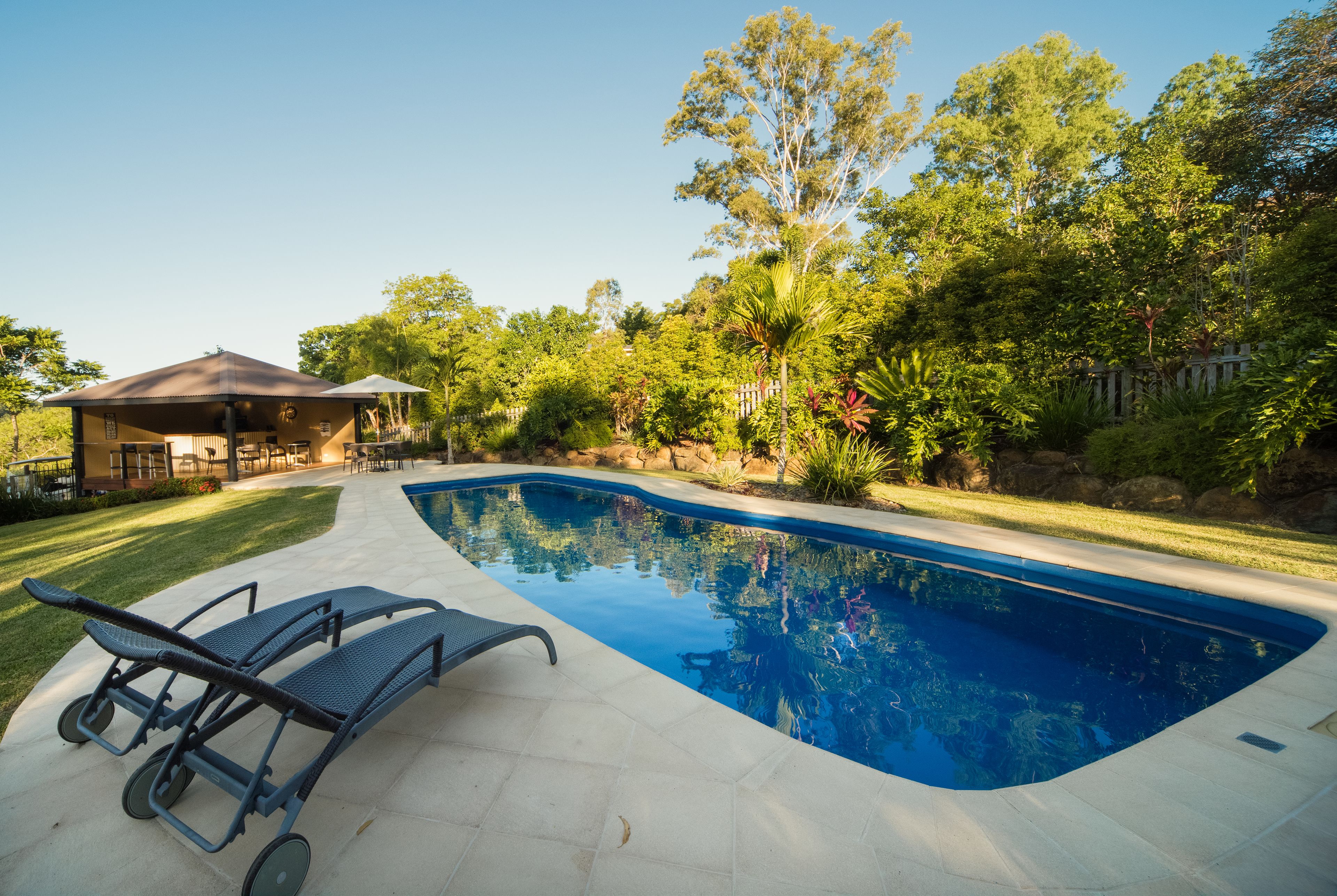 Piscine extérieure, parasols de plage, chaises longues