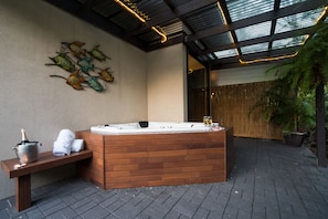 Hillside Haven | Jetted bathtub - Seclude Rainforest Retreat (Palm Grove)