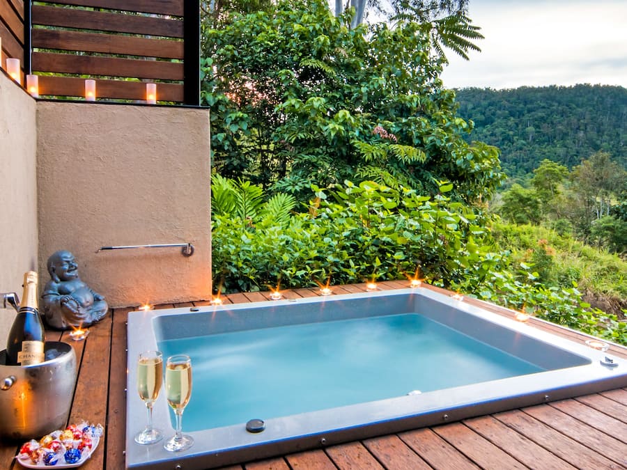 Acacia Lodge | Private spa tub