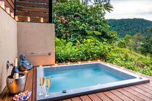 Acacia Lodge | Private spa tub