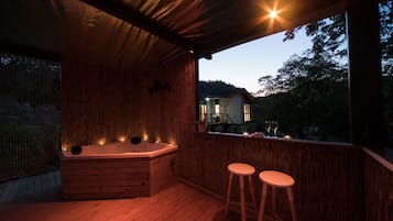 Bamboo Retreat | Outdoor spa tub