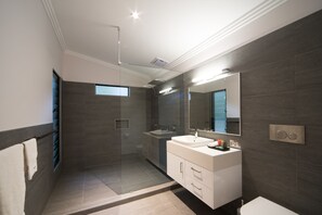 Bamboo Retreat | Bathroom | Shower, rainfall showerhead, designer toiletries, hair dryer - Seclude Rainforest Retreat (Palm Grove)