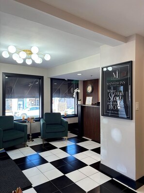 Lobby sitting area - Mainstay Inn (Phoenixville)