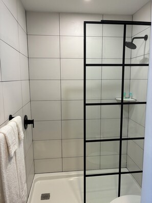 Habitación superior, 1 cama Queen size, para no fumadores (Queen Room) | Baño | Tina con regadera, amenidades de baño gratuitas, secadora de cabello 