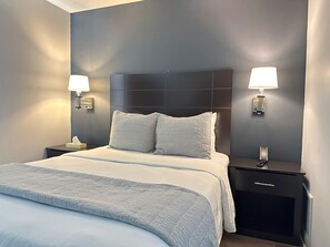 Standard Room, 1 Queen Bed, Non Smoking (Queen Room) | 1 bedroom, individually decorated, individually furnished, soundproofing