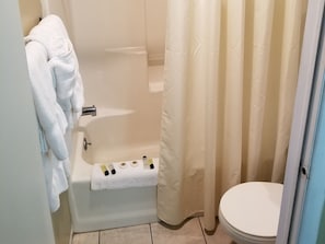 Quarto standard, 2 camas de casal, para não fumantes (Double) | Banheiro | Chuveiro/banheira combinados, produtos de toalete grÔtis