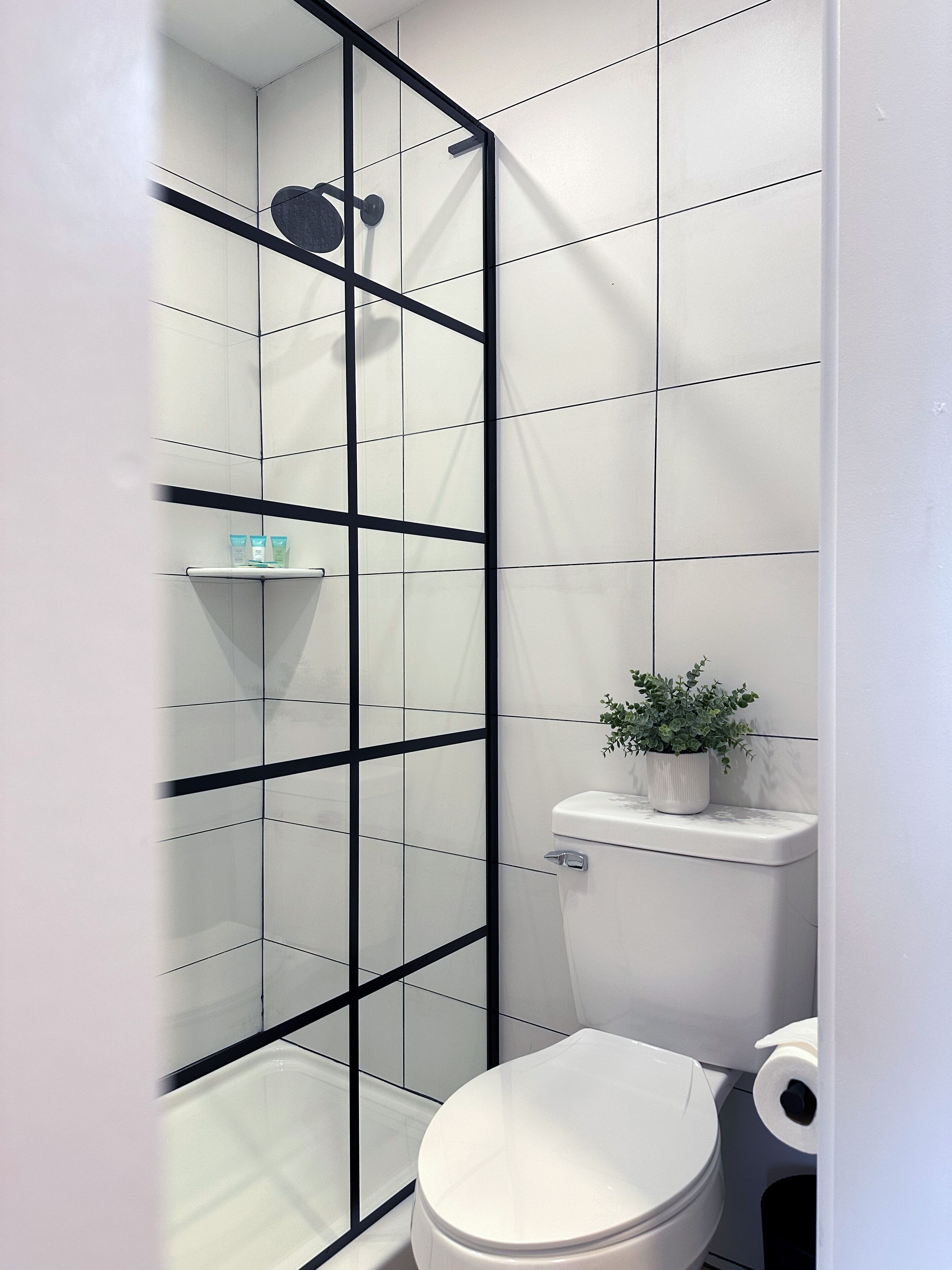 Superior Room, 1 Queen Bed, Non Smoking (Queen Room) | Bathroom | Combined shower/tub, free toiletries, hair dryer, towels