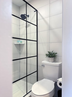 Superior Room, 1 Queen Bed, Non Smoking (Queen Room) | Bathroom | Combined shower/tub, free toiletries, hair dryer, towels