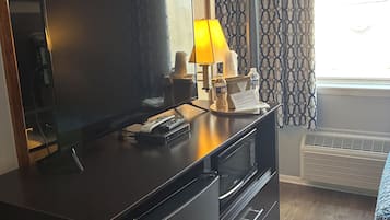 Standard Room, 1 Queen Bed, Non Smoking (Queen Room) | 1 bedroom, individually decorated, individually furnished, soundproofing