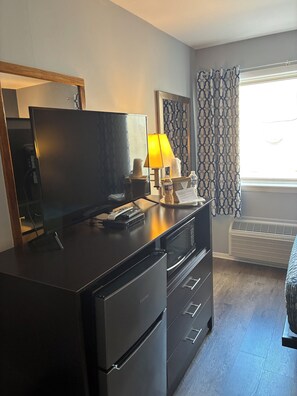 Standard Room, 1 Queen Bed, Non Smoking (Queen Room) | 1 bedroom, individually decorated, individually furnished, soundproofing
