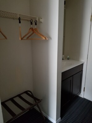 1 chambre, décor unique, ameublement unique, système d’insonorisation