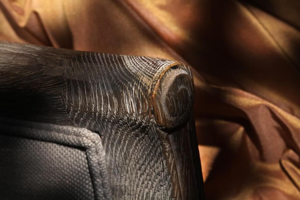 Un primo piano di una superficie in legno con un intaglio decorativo.