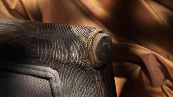 Un primo piano di una superficie in legno con un intaglio decorativo.