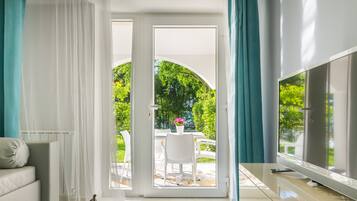 ห้องแฟมิลี่สวีท, ระเบียง, ติดสวน | ห้องนั่งเล่น | ทีวี